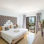 Luna - With A Pool Area With A Lounge Bar