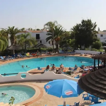 Luna - With A Pool Area With A Lounge Bar Apartamento