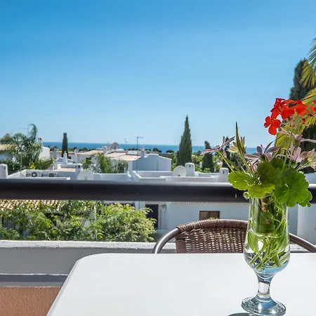 Luna - With A Pool Area With A Lounge Bar Apartamento