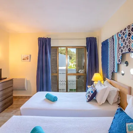 Luna - With A Pool Area With A Lounge Bar