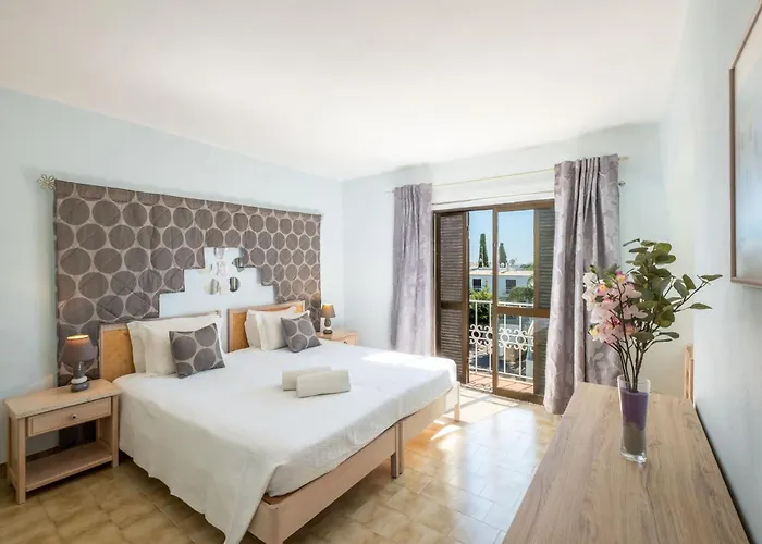 Luna - With A Pool Area With A Lounge Bar
